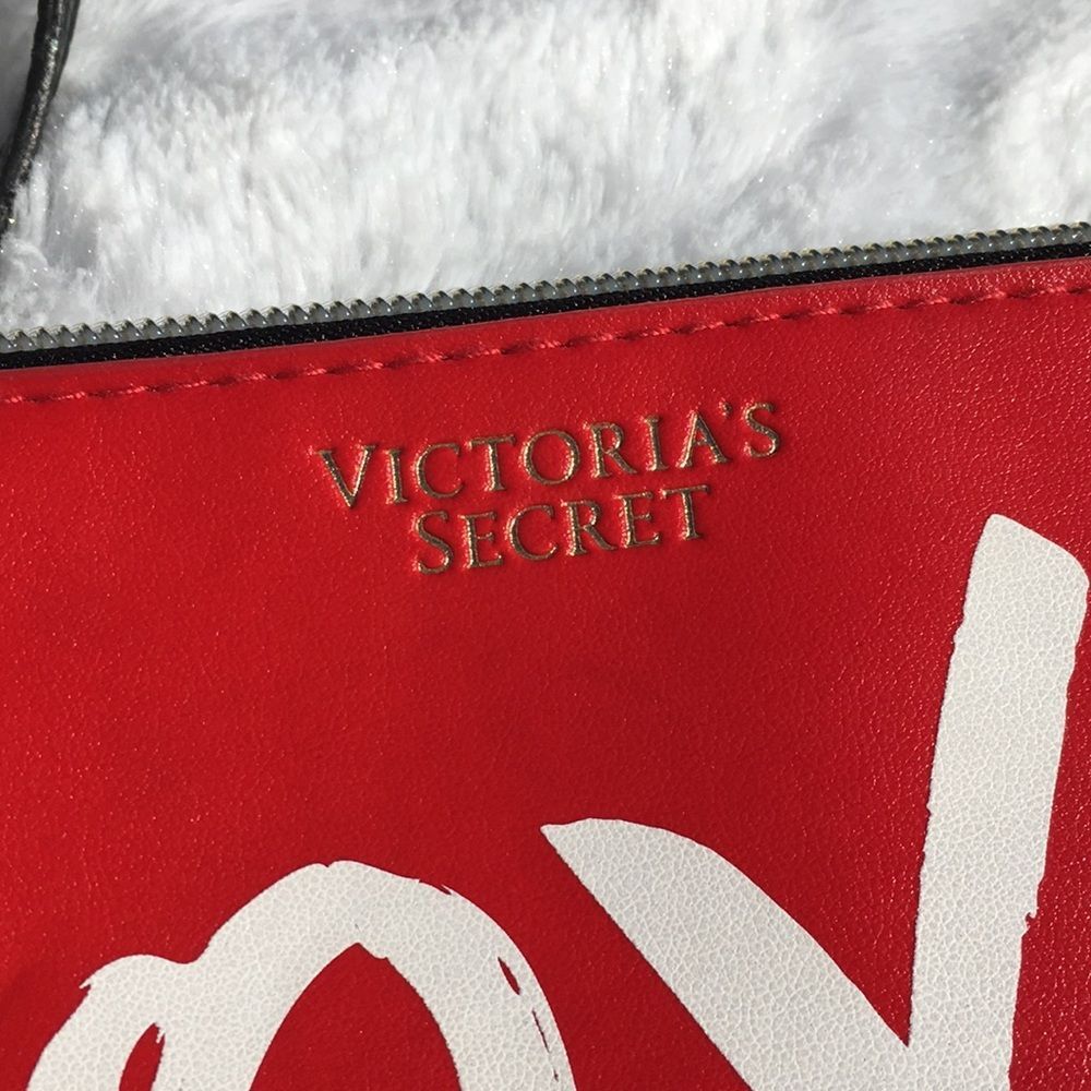 NWOT Victoria’s Secret XOXO red wristlet - Picture 4 of 9
